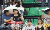 [포토] 돗자리 우산 삼아