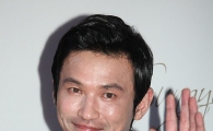[포토]황정민 '젠틀한 손인사'