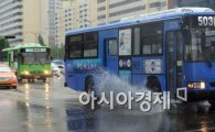 [포토]물 튀기는 버스