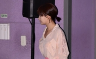 [포토]박효주, 시사회 패션 치고는 과감해!