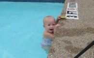 혼자 수영하는 16개월 아기 영상 화제