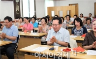 [포토]노희용 광주시 동구청장, 노래교실 통해 주민들과 소통