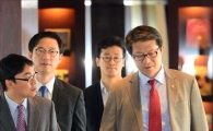 [포토]입장하는 류길재 장관