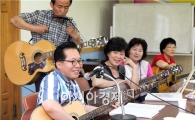 [포토]통기타 치는 노희용 광주시 동구청장