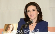 [포토]페이스북 COO 셰릴 샌드버그, 린인 들고 한국 찾아 