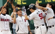 [포토] 홈런 축하받는 김현수