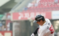[포토] 투런홈런 김현수 '시원하게 넘긴다~'