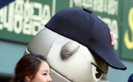 [포토] 두산 홈경기 시구자로 나선 신수지