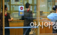 [포토]출근하는 승무원들