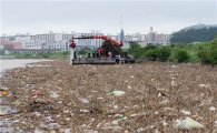 [포토]장마로 영산강 상류에 쌓인 1000톤의 쓰레기