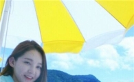 다비치 강민경, '해변의 여신' 변신… "눈을 감고 저희 노래 들어주세요"