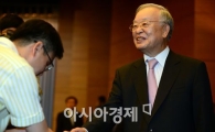 [포토]직원 한 명, 한 명과 인사 나누는 손경식 회장 