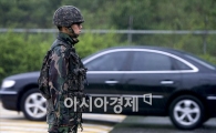 [포토]출경하는 차량 지켜보는 군장병