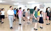 [포토]탭댄스 배우는 노희용 광주시 동구청장