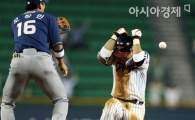 [포토] 2타점 3루타 박용택 '공이 무서워 공!'