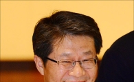 [포토]모처럼 밝은 표정인 류길재 장관