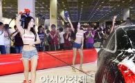 [포토]보기만 해도 황홀한 레이싱모델 '버블 세차쇼'