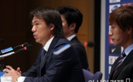 [포토] 취재진 질문에 답하는 홍명보 감독