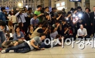[포토]귀국한 아시아나 항공 승무원들, 몰린 취재진