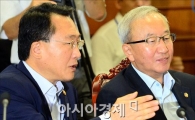 [포토]대화 나누는 방하남-현오석