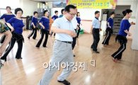 [포토]라인댄스 춤추는  노희용 광주시 동구청장