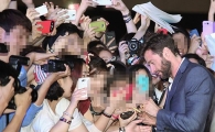 [포토]휴 잭맨의 사인을 받는 행운의 주인공은?