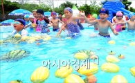 [포토]엄마는 장보고, 우리는 물놀이하고
