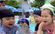 [포토]물놀이 즐기는 어린이들