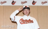 [포토] 볼티모어와 입단 조인식 가진 윤정현 '나도 류현진처럼!'