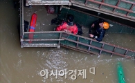 [포토]"지금 물 속은 한치 앞도 안보이는 상황"