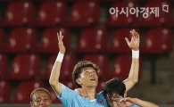 [포토] 하늘 바라보며 골 세레모니하는 이지남