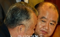[포토]대화 중인 김웅 대표