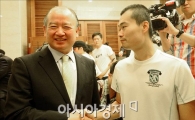 [포토]악수는 하고 있지만....