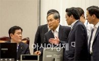 [포토]의견 나누는 최경환·전병헌