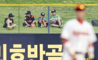 [포토] 잔디밭에 앉아 올스타전을