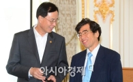 [포토]첫 인사 나누는 노대래-카즈유키 스기모토 