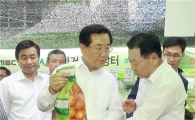 [포토]전남 농축산물 살펴보는 박준영 전남지사 