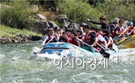 [포토]섬진강 래프팅 즐기는 학생들