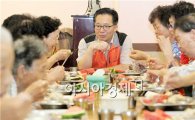 [포토]노희용 광주시 동구청장, 삼계탕 배식봉사
