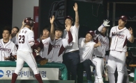 [포토] 문우람 동점 홈인 '승부는 다시 원점~'