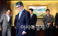 [포토]자리로 향하는 김중수 총재