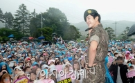 초신성 윤학 전역식, 궂은 날씨 속 韓-日 팬 1500명 몰려(종합)