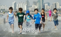 [포토]모처럼 맑은 날씨 속 물놀이