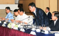 [포토]인사하는 윤상직 장관 