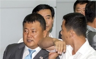 [포토]몸싸움 벌이는 남북 대표단