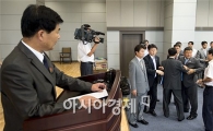 [포토]북측 기자회견 저지 시도하는 통일부 관계자