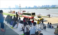 [포토]성재기 남성연대 대표 투신, 구경하는 시민들