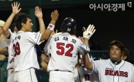 [포토] 홈인하는 김재호 '점수 차이는 4점으로~'