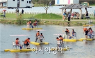 [포토]수상자건거 타면서 더위 식히는 관광객들
