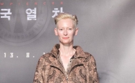 [포토]틸다 스윈튼, 롱 자켓으로 멋냈어요~
